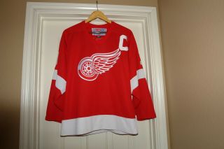 Vintage Detroit Red Wing Steve Yzerman Jersey,  Mens Size Small,  Pre - Owned
