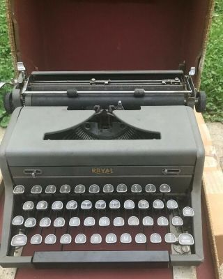Vintage Royal Arrow Portable Typewriter With Carrying Case