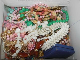 Over 2kg Of Vintage Costume Jewelery Jewellery - Necklaces,  Earrings,  Brooches