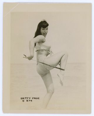 Pin - Up Icon Bettie Page Vintage 50s Playful Cheesecake Bathing Beauty Photograph