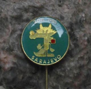 1984 Sarajevo Winter Olympic Games Yugoslavia Olympic Skiing Wolf Logo Pin Badge