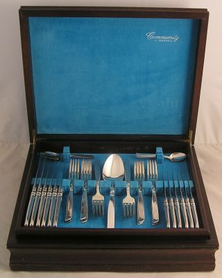 South Seas Pattern Oneida Community Silver Plated 76 Piece Canteen Of Cutlery