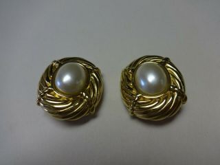 Vintage Chunky Ciner Faux Pearl Gold Tone Clip Earrings 1 - 1/4” X 1 - 3/8”