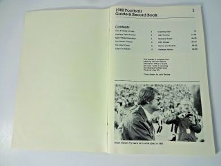 Vintage Iowa Hawkeye Football Guide & Record Book 1982 Hayden Fry Reggie Roby 2