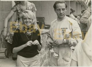 Innes Ireland And Pretty Girl (s) - Vintage Press Photo From 1961