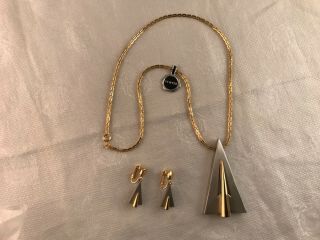 Vintage Modernist Gold Tone Pendant Necklace And Earring Set Old Stock