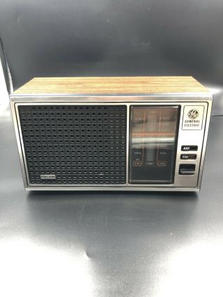 Vintage Ge General Electric 7 - 4115b Am - Fm Solid State Table Radio Walnut Grain