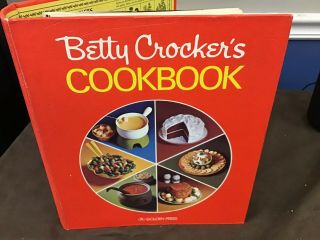 Very Euc Vintage Betty Crockers Red Pie Cookbook 1969 5 Ring Binder