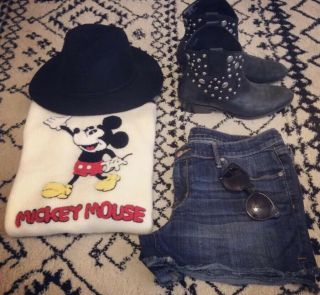 Disney Vintage 80s Mickey Retro Cream Knit Sweater Medium