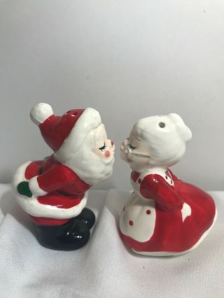 Vtg Lefton Christmas Kissing Santa And Mrs Claus Salt And Pepper Shakers Euc