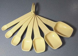 Vintage Tupperware Measuring Spoons 7,  Ring In Cream Color Complete Set