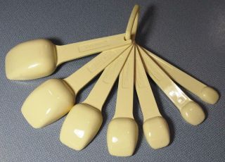Vintage Tupperware Measuring Spoons 7,  Ring in Cream Color Complete Set 2
