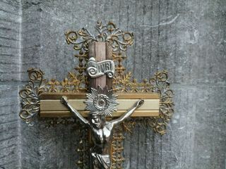 Antique Altar Standing Ornate Wood Filigree Cross Crucifix Metal Jesus Corpus.  - 3