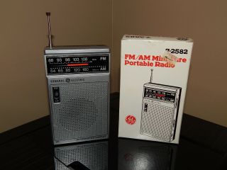 Vintage General Electric Ge Portable Handheld Am/fm Radio 7 - 2582