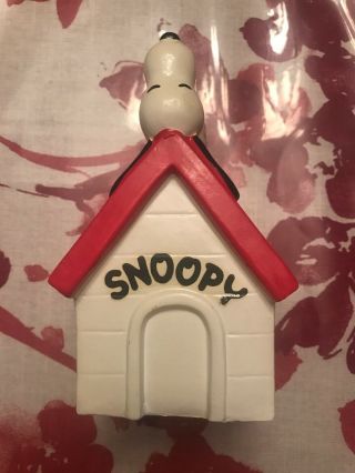 Vintage Snoopy On His Dog House Bank - United Feature Syndicate 1970