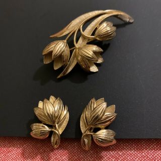 Vintage Crown Trifari Brushed Textured Gold Tone Tuilp Brooch & Earrings Set