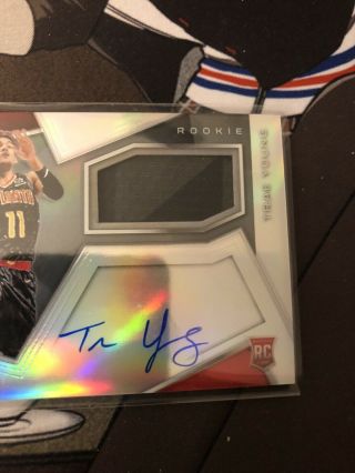 TRAE YOUNG 2018/19 PANINI SPECTRA SILVER PRIZM ON CARD AUTO RPA PATCH HAWKS RC 2