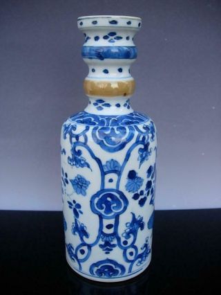 A FINE ANTIQUE CHINESE BLUE AND WHITE PORCELAIN VASE,  KANGXI PERIOD 2