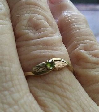Vtg 10k Black Hills Gold Yellow Gold Peridot? Grape Leaf Ring Size 6.  5 1.  6 G