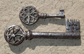 Two rare 16th/17th Century Venetian wrought and braised iron keys 3