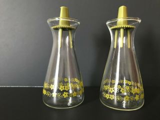 Vintage Pyrex Spring Blossom Or Crazy Daisy Salt And Pepper Shakers Euc