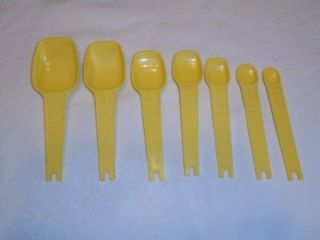 7 Pce Set Vtg Tupperware Bright Yellow Measuring Spoons Vguc