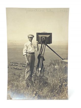 Vintage Antique B/w Photograph Snapshot Portrait Photographer Tripod Camera 1906