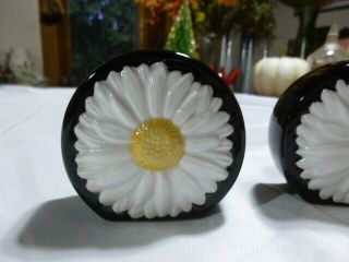 Vintage Ceramic White Daisies On Black Salt And Pepper Shakers Papel Freelance