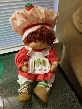 Strawberry Shortcake 2006 Marie Osmond Toddler Porcelain Seated 10” Doll