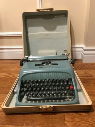Vintage Olivetti Underwood Studio 44 Portable Typewriter And Case