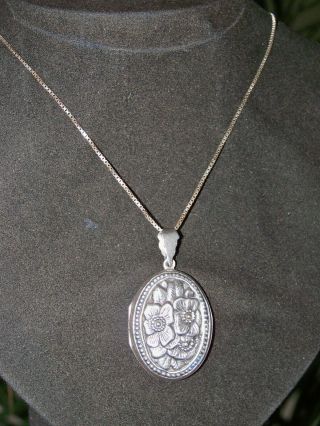 Vintage Jewellery 925 Sterling Silver Photo Picture Locket Stunning Necklace