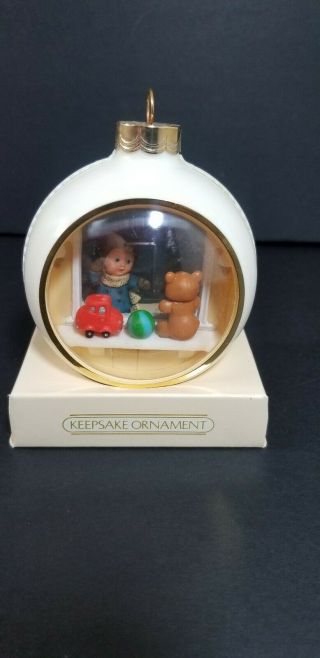 Vintage Hallmark Keepsake Ornament " Peek Thru Ball " Panorama Ball 1981