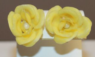 Vintage Lucite Yellow Plastic Rose Clip On Screw Back Earrings 3d Figural Flower
