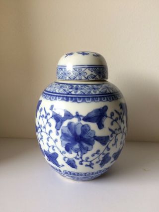 Vintage Chinese Blue & White Porcelain Floral Design Ginger Jar