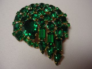 Mid - Century Vintage Emerald Green Stunning Brooch
