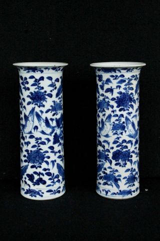 Two 19th century Chinese export vases with decoration of butterflies 2