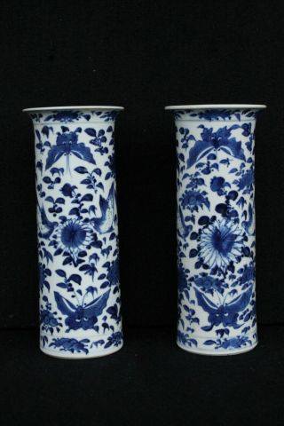 Two 19th century Chinese export vases with decoration of butterflies 3