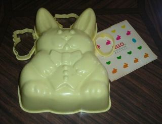 Vintage 1992 Yellow Plastic Bunny Rabbit Jello Mold With 3 Cookie/jello Cutters