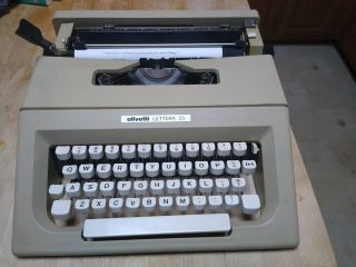 Vintage Olivetti Lettera 25 Portable Typewriter With Case