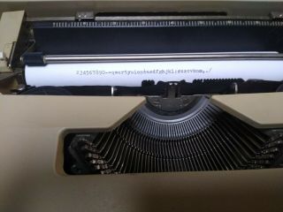 Vintage Olivetti Lettera 25 Portable Typewriter With Case 2