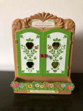 Vintage Wonderful World Of Strawberry Shortcake Play Cabinet Doll Storage