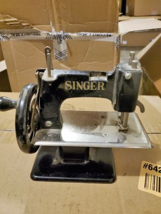 Vintage Cute Black Singer Hand Wind Toy Collectible Sewing Machine