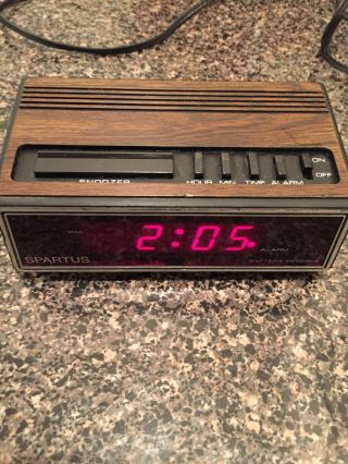 Vintage Spartus 1108 Alarm Clock Faux Wood Red Led Electric (no Battery Reserve)