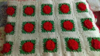 Vtg Handmade Crochet Throw Blanket Afghan White W/red 3d Roses & Green 64”x47”