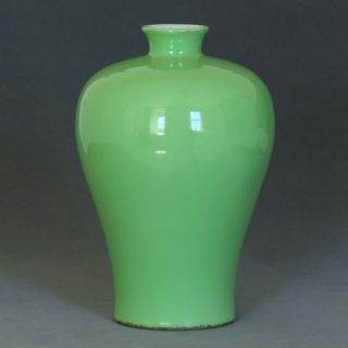 A Chinese Apple - Green Glaze Porcelain Vase Qing Dynasty Qianlong Mark.