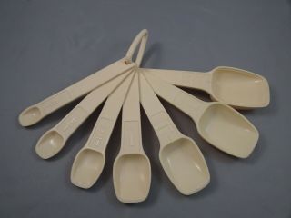 Vintage Tupperware Measuring Spoons 7,  Ring Cream Color Complete Nesting Set