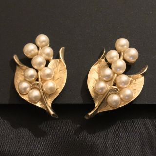 Vintage Crown Trifari Gold Tone Faux Pearl Leaf Clip On Earrings