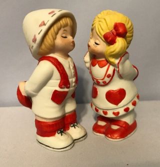 Vintage 1979 Figurines Lucy Rigg Valentine Set Boy Girl Kissing Heart Figure J20