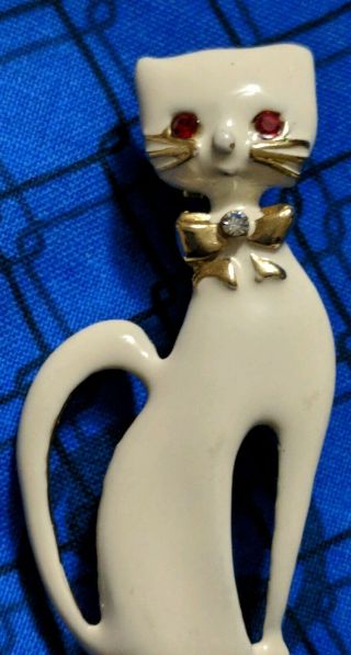Vintage White Enamel Cat Pin With Rhinestone Eyes And Bow With Rs Accent Crystal
