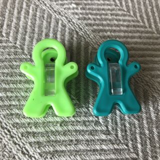 Vintage Plastic People Shaped Magnet Fridge Clip Set Of 2 Blue & Green Euc